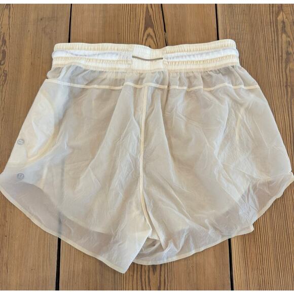 Lululemon Women's Step Out Short White Opal Water Repellant 4/6 - Picture 2 of 5